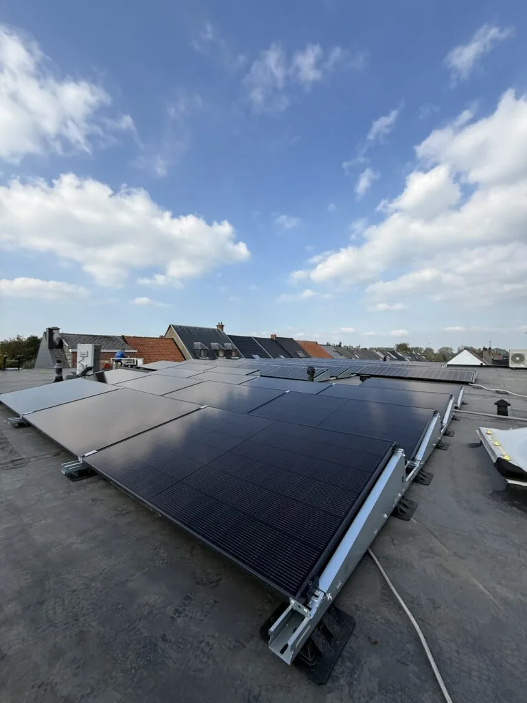 Zonnepanelen installatie op een dak door Vollezon